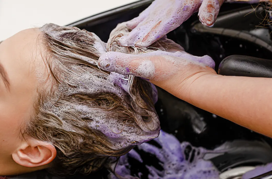 jak zmyć z dłoni fioletowy szampon