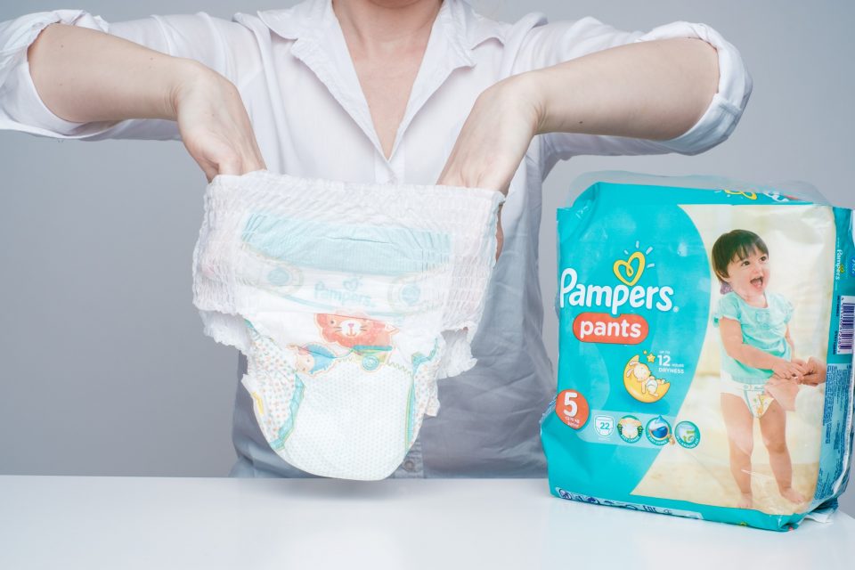 pampers siku wylatuje bokiem