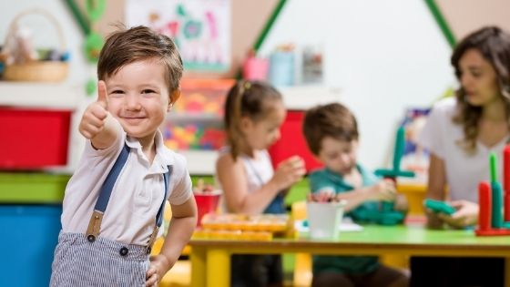 czy jakies dziecko chodzi do przedszkola a sika w pieluchy